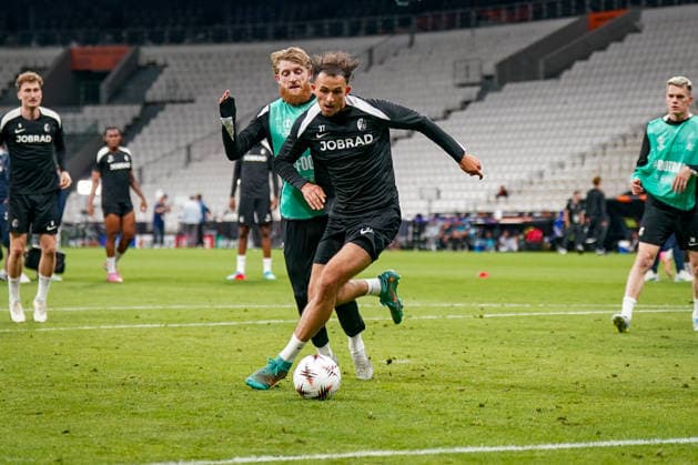 Türkei: Fussball UEFA Europa League 2025 - 2026, Finale in Istanbul - SC Freiburg vs Aston Villa - Tüpras Stadyumu (Istanbul): Abschlusstraining Freiburger Team: Max Rosenfelder (SC Freiburg, 37) Jan-Niklas Beste (SC Freiburg, 19) Copyright: xJOERANxSTEINSIEKx