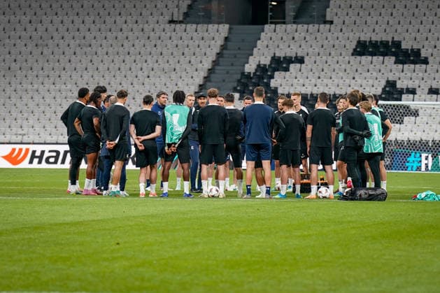Türkei: Fussball UEFA Europa League 2025 - 2026, Finale in Istanbul - SC Freiburg vs Aston Villa - Tüpras Stadyumu (Istanbul): Abschlusstraining Freiburger Team mit Julian Schuster (SC Freiburg, Trainer) Copyright: xJOERANxSTEINSIEKx