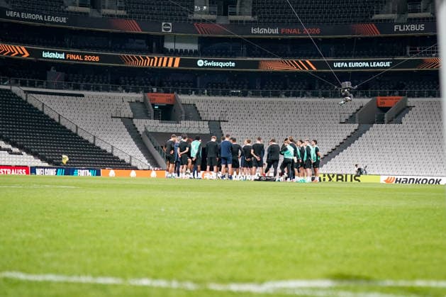 Türkei: Fussball UEFA Europa League 2025 - 2026, Finale in Istanbul - SC Freiburg vs Aston Villa - Tüpras Stadyumu (Istanbul): Abschlusstraining Freiburger Team: Sportstätte, Totale, innen Innenansicht, unten Froschperspektive Copyright: xJOERANxSTEINSIEKx