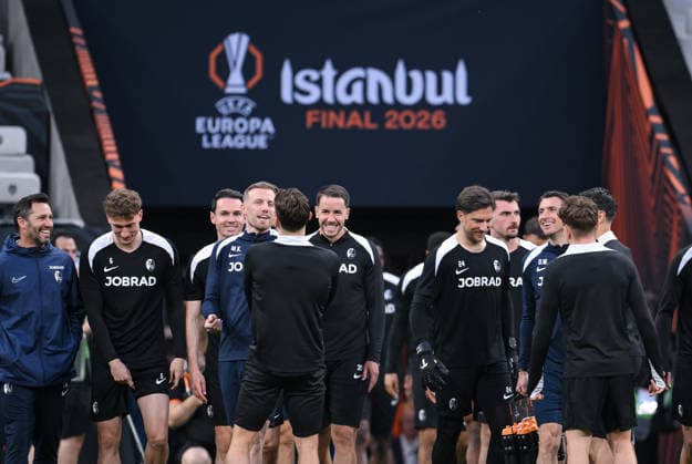 FUSSBALL EUROPA LEAGUE SAISON 2025 2026 Finale in Istanbul 19.05.2026 SC Freiburg - Aston Villa Training SC Freiburg im Besiktas - Park Stadion, das Team kommt ins Stadion: Inividualtrainer Felix Roth, Patrick Osterhage, Nicolas Hoefler, Athletiktrainer Maximilian Kessler, Christian Guenter und Torwarrt Jannik Huth (v.li.)