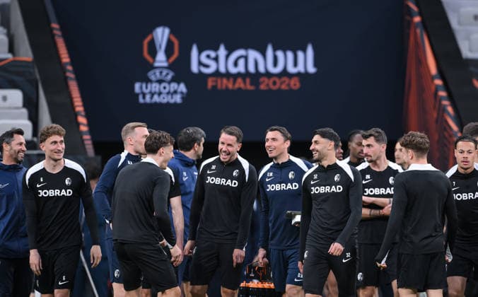 FUSSBALL EUROPA LEAGUE SAISON 2025 2026 Finale in Istanbul 19.05.2026 SC Freiburg - Aston Villa Training SC Freiburg im Besiktas - Park Stadion, das Team kommt ins Stadion: Inividualtrainer Felix Roth, Patrick Osterhage, Nicolas Hoefler, Athletiktrainer Maximilian Kessler, Maximilian Eggestein, Christian Guenter, Athletiktrainer Daniel Wolf, Vincenzo Grifo, Maximilian Philipp und Derry Scherhant (v.li.)