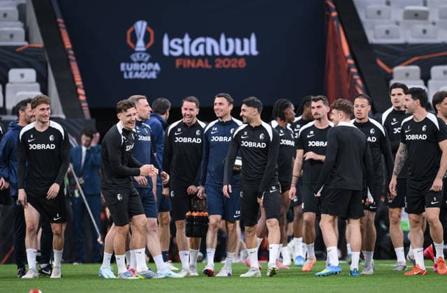FUSSBALL EUROPA LEAGUE SAISON 2025 2026 Finale in Istanbul 19.05.2026 SC Freiburg - Aston Villa Training SC Freiburg im Besiktas - Park Stadion, das Team kommt ins Stadion: Patrick Osterhage, Maximilian Eggestein, Athletiktrainer Maximilian Kessler, Christian Guenter, Athletiktrainer Daniel Wolf, Vincenzo Grifo, Maximilian Philipp, Derry Scherhant und Anthony Jung (v.li.)