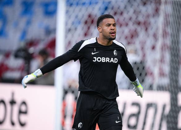 FUSSBALL EUROPA LEAGUE SAISON 2025 2026 Finale in Istanbul 19.05.2026 SC Freiburg - Aston Villa Training SC Freiburg im Besiktas - Park Stadion, Torwart Noah Atubolu beim Aufwaermen;