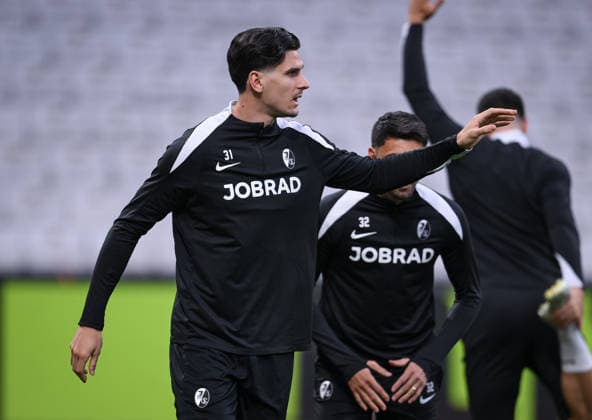 FUSSBALL EUROPA LEAGUE SAISON 2025 2026 Finale in Istanbul 19.05.2026 SC Freiburg - Aston Villa Training SC Freiburg im Besiktas - Park Stadion, Igor Matanovic beim Aufwaermen;
