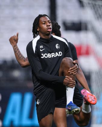FUSSBALL EUROPA LEAGUE SAISON 2025 2026 Finale in Istanbul 19.05.2026 SC Freiburg - Aston Villa Training SC Freiburg im Besiktas - Park Stadion, Johan Manzambi beim Aufwaermen; *** FOOTBALL EUROPA LEAGUE SEASON 2025 2026 Final in Istanbul 19 05 2026 SC Freiburg Aston Villa Training SC Freiburg at Besiktas Park Stadium, Johan Manzambi warming up