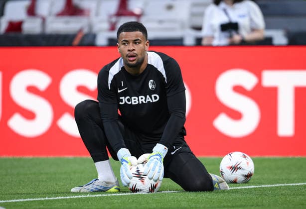 FUSSBALL EUROPA LEAGUE SAISON 2025 2026 Finale in Istanbul 19.05.2026 SC Freiburg - Aston Villa Training SC Freiburg im Besiktas - Park Stadion, Torwart Noah Atubolu beim Aufwaermen;