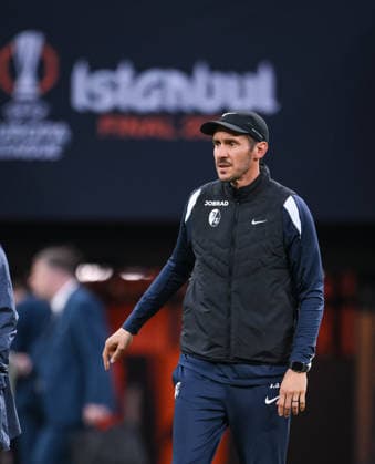 FUSSBALL EUROPA LEAGUE SAISON 2025 2026 Finale in Istanbul 19.05.2026 SC Freiburg - Aston Villa Training SC Freiburg im Besiktas - Park Stadion, Trainer Julian Schuster beobachtet das Training.