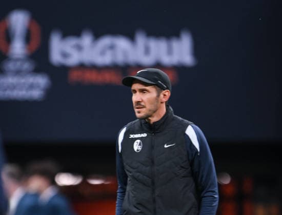 FUSSBALL EUROPA LEAGUE SAISON 2025 2026 Finale in Istanbul 19.05.2026 SC Freiburg - Aston Villa Training SC Freiburg im Besiktas - Park Stadion, Trainer Julian Schuster beobachtet das Training.