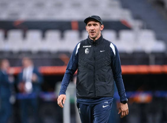 FUSSBALL EUROPA LEAGUE SAISON 2025 2026 Finale in Istanbul 19.05.2026 SC Freiburg - Aston Villa Training SC Freiburg im Besiktas - Park Stadion, Trainer Julian Schuster beobachtet das Training.