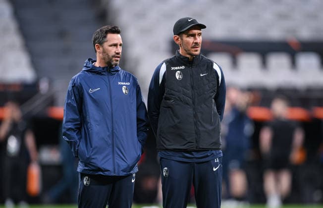 FUSSBALL EUROPA LEAGUE SAISON 2025 2026 Finale in Istanbul 19.05.2026 SC Freiburg - Aston Villa Training SC Freiburg im Besiktas - Park Stadion, Inividualtrainer Felix Roth (li) und Trainer Julian Schuster (re) beobachten das Training.