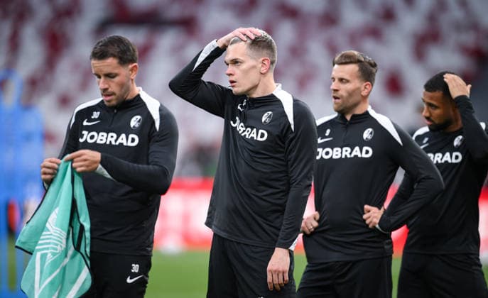 FUSSBALL EUROPA LEAGUE SAISON 2025 2026 Finale in Istanbul 19.05.2026 SC Freiburg - Aston Villa Training SC Freiburg im Besiktas - Park Stadion, Matthias Ginter (2.v.li) nachdenklich mit Christian Guenter (li), Lucas Hoeler (3.v.re) und Daniel Kofi Kyereh (re)
