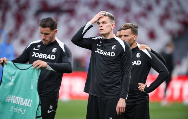 FUSSBALL EUROPA LEAGUE SAISON 2025 2026 Finale in Istanbul 19.05.2026 SC Freiburg - Aston Villa Training SC Freiburg im Besiktas - Park Stadion, Matthias Ginter (Mitte) nachdenklich mit Christian Guenter (li), Lucas Hoeler (re hinten)