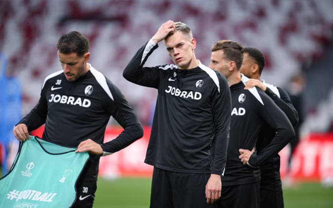 FUSSBALL EUROPA LEAGUE SAISON 2025 2026 Finale in Istanbul 19.05.2026 SC Freiburg - Aston Villa Training SC Freiburg im Besiktas - Park Stadion, Matthias Ginter (Mitte) nachdenklich mit Christian Guenter (li), Lucas Hoeler (re hinten)