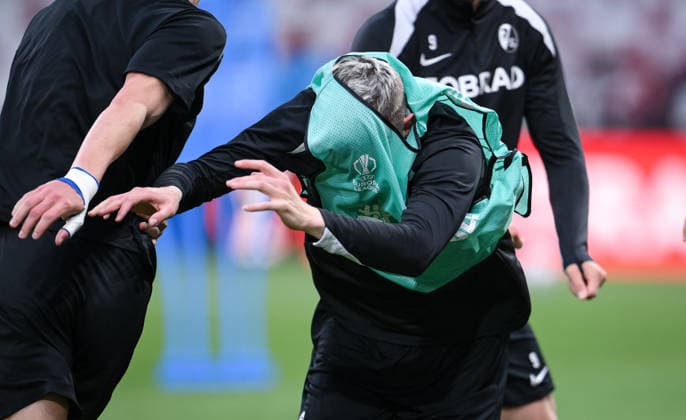 FUSSBALL EUROPA LEAGUE SAISON 2025 2026 Finale in Istanbul 19.05.2026 SC Freiburg - Aston Villa Training SC Freiburg im Besiktas - Park Stadion, Matthias Ginter hat ein Leibchen bei einer Laufuebung vor dem Gesicht