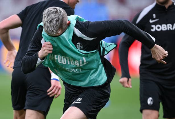 FUSSBALL EUROPA LEAGUE SAISON 2025 2026 Finale in Istanbul 19.05.2026 SC Freiburg - Aston Villa Training SC Freiburg im Besiktas - Park Stadion, Matthias Ginter hat ein Leibchen bei einer Laufuebung vor dem Gesicht