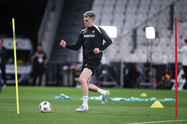 FUSSBALL EUROPA LEAGUE SAISON 2025 2026 Finale in Istanbul 19.05.2026 SC Freiburg - Aston Villa Training SC Freiburg im Besiktas - Park Stadion, Matthias Ginter am Ball