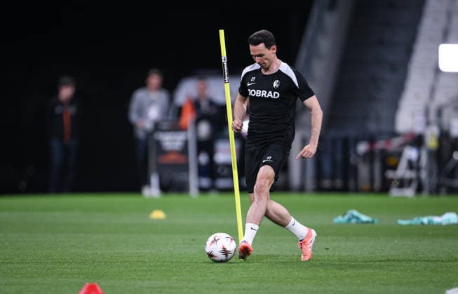 FUSSBALL EUROPA LEAGUE SAISON 2025 2026 Finale in Istanbul 19.05.2026 SC Freiburg - Aston Villa Training SC Freiburg im Besiktas - Park Stadion, Nicolas Hoefler am Ball
