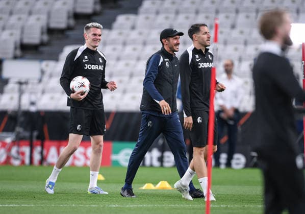 FUSSBALL EUROPA LEAGUE SAISON 2025 2026 Finale in Istanbul 19.05.2026 SC Freiburg - Aston Villa Training SC Freiburg im Besiktas - Park Stadion, Matthias Ginter, Trainer Julian Schuster und Christian Guenter (v.li.)