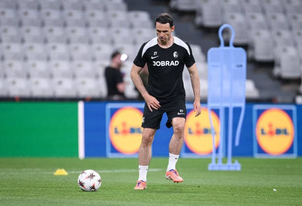 FUSSBALL EUROPA LEAGUE SAISON 2025 2026 Finale in Istanbul 19.05.2026 SC Freiburg - Aston Villa Training SC Freiburg im Besiktas - Park Stadion, Nicolas Hoefler am Ball