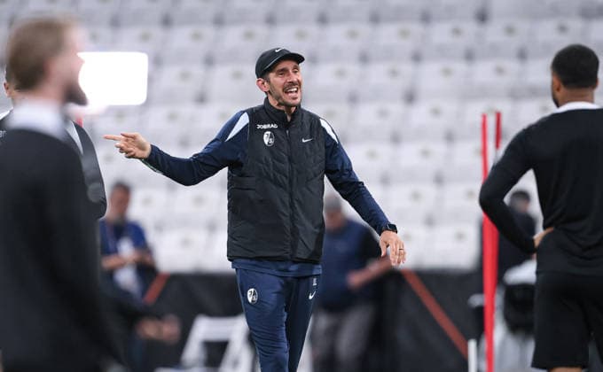 FUSSBALL EUROPA LEAGUE SAISON 2025 2026 Finale in Istanbul 19.05.2026 SC Freiburg - Aston Villa Training SC Freiburg im Besiktas - Park Stadion, Trainer Julian Schuster gibnt Anweisungen