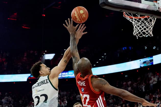 Deutsche Basketball Bundesliga (BBL), FC Bayern München Basketball vs VET-CONCEPT GLADIATORS Trier, München FC Bayern Basketball, Trier VET-CONCEPT GLADIATORS, 2026-05-19 in München (SAP Garden) ADEKUNLE Nolan (VET-CONCEPT GLADIATORS TRIER Small Forward (SF) Nr22-TRI22), MIKE Isiaha (FC Bayern München Basketball Power Forward (PF) Nr22-FCBB22) sportworld München SAP Garden Bayern Deutschland