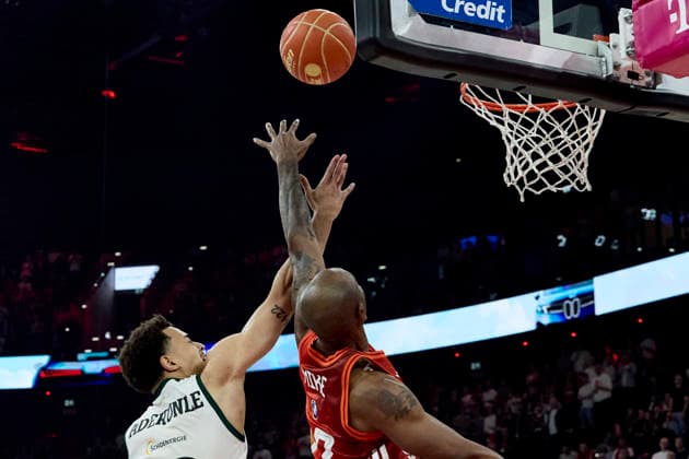 Deutsche Basketball Bundesliga (BBL), FC Bayern München Basketball vs VET-CONCEPT GLADIATORS Trier, München FC Bayern Basketball, Trier VET-CONCEPT GLADIATORS, 2026-05-19 in München (SAP Garden) ADEKUNLE Nolan (VET-CONCEPT GLADIATORS TRIER Small Forward (SF) Nr22-TRI22), MIKE Isiaha (FC Bayern München Basketball Power Forward (PF) Nr22-FCBB22) sportworld München SAP Garden Bayern Deutschland