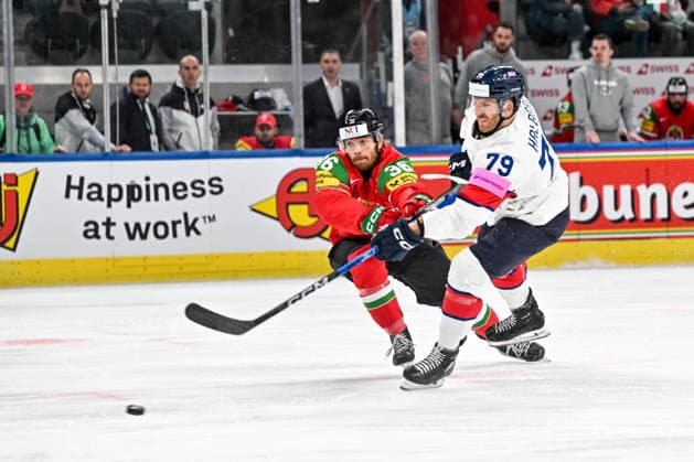 ZURICH, SWITZERLAND - MAY 19: Csanad Erdely of Hungary tries to stop Nathanael Halbert of Great Britain during the 2026 IIHF Ice hockey, Eishockey World Championship, WM, Weltmeisterschaft Switzerland game between Hungary and Great Britain at Swiss Life Arena on May 19, 2026 in Zurich, Zurich. Zurich Swiss Life Arena Zurich Switzerland Copyright: xJustPictures.ch AndreaxBrancax jp-en-EuSpIm-JP7_ANB_Lat_Aut_19052026_5362