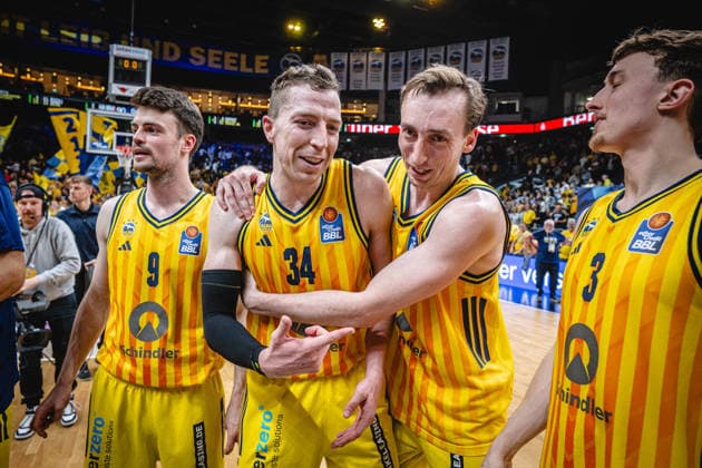 Basketball Berlin 19.05.2026 Saison 2025 2026 EasyCredit BBL 1. Bundesliga Männer, Herren Playoffs Viertelfinale Spiel 2 Alba Berlin - RASTA Vechta Justin Bean (Alba Berlin, No.34) Moses Wood (Alba Berlin, No.11) Jubel nach Sieg *** Basketball Berlin 19 05 2026 Season 2025 2026 EasyCredit BBL 1 Bundesliga Men, Men Playoffs Quarterfinals Game 2 Alba Berlin RASTA Vechta Justin Bean Alba Berlin, No 34 Moses Wood Alba Berlin, No 11 Cheering after victory