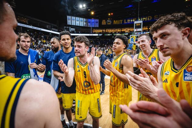 Basketball Berlin 19.05.2026 Saison 2025 2026 EasyCredit BBL 1. Bundesliga Männer, Herren Playoffs Viertelfinale Spiel 2 Alba Berlin - RASTA Vechta Jonas Mattisseck (Alba Berlin, No.09) und andere Jubel nach Sieg
