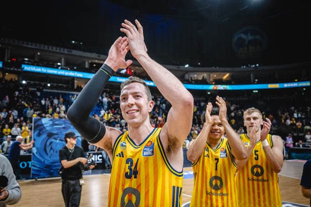 Basketball Berlin 19.05.2026 Saison 2025 2026 EasyCredit BBL 1. Bundesliga Männer, Herren Playoffs Viertelfinale Spiel 2 Alba Berlin - RASTA Vechta Justin Bean (Alba Berlin, No.34) Jack Kayil (Alba Berlin, No.07) Jubel nach Sieg
