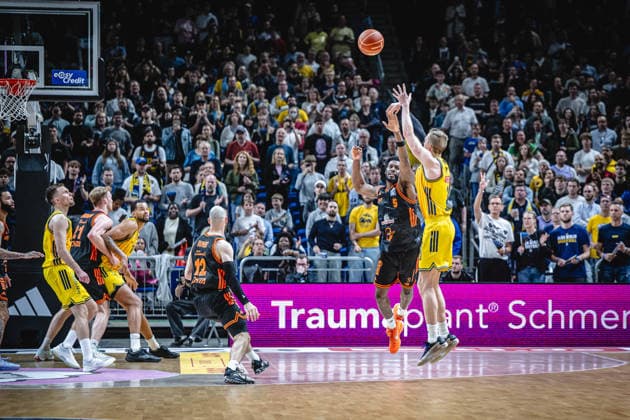 Basketball Berlin 19.05.2026 Saison 2025 2026 EasyCredit BBL 1. Bundesliga Männer, Herren Playoffs Viertelfinale Spiel 2 Alba Berlin - RASTA Vechta Justin Bean (Alba Berlin, No.34) TJ Bamba (Vechta, No.05)