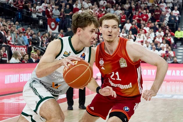 Deutsche Basketball Bundesliga (BBL), FC Bayern München Basketball vs VET-CONCEPT GLADIATORS Trier, München FC Bayern Basketball, Trier VET-CONCEPT GLADIATORS, 2026-05-19 in München (SAP Garden) ASHWORTH Steven (VET-CONCEPT GLADIATORS TRIER Point Guard (PG) Nr1-TRI1), HOLLATZ Justus (FC Bayern München Basketball Point Guard (PG) Nr21-FCBB21) sportworld München SAP Garden Bayern Deutschland