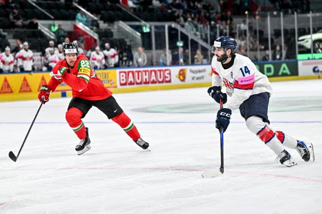 ZURICH, SWITZERLAND - MAY 19: Liam Kirk of Great Britain in action chased by Vilmos Gallo of Hungary during the 2026 IIHF Ice hockey, Eishockey World Championship, WM, Weltmeisterschaft Switzerland game between Hungary and Great Britain at Swiss Life Arena on May 19, 2026 in Zurich, Zurich. Zurich Swiss Life Arena Zurich Switzerland Copyright: xJustPictures.ch AndreaxBrancax jp-en-EuSpIm-JP7_ANB_Lat_Aut_19052026_5554