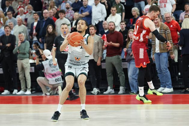 Jordan Roland (Vet Concept Gladiators Trier, 15) mit Ball mit Andreas Obst (FC Bayern Basketball, 13), GER, FC Bayern Basketball vs. Vet Concept Gladiators Trier, Basketball, easycredit Basketball Bundesliga, Playoffs, Viertelfinale, Saison 2025 2026, 19.05.2026, GER, FC Bayern Basketball vs. Vet Concept Gladiators Trier, Basketball, easycredit Basketball Bundesliga, Playoffs, Viertelfinale, Saison 2025 2026, 19.05.2026 Muenchen Copyright: xEibner-Pressefoto JennixMaulx EP_JML