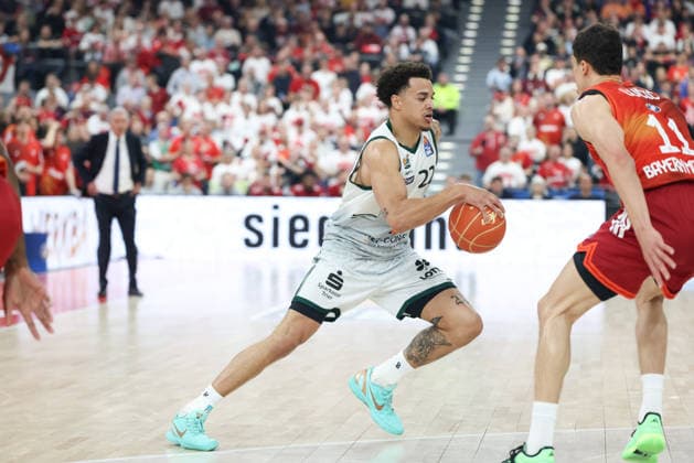 Nolan Adekunle (Vet Concept Gladiators Trier, 22) it Ball mit Vladimir Lucic (FC Bayern Basketball, 11), GER, FC Bayern Basketball vs. Vet Concept Gladiators Trier, Basketball, easycredit Basketball Bundesliga, Playoffs, Viertelfinale, Saison 2025 2026, 19.05.2026, GER, FC Bayern Basketball vs. Vet Concept Gladiators Trier, Basketball, easycredit Basketball Bundesliga, Playoffs, Viertelfinale, Saison 2025 2026, 19.05.2026 Muenchen Copyright: xEibner-Pressefoto JennixMaulx EP_JML