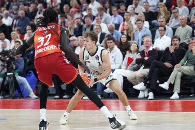 Steven Ashworth (Vet Concept Gladiators Trier, 01) mit Ball mit Wenyen Gabriel (FC Bayern Basketball, 32), GER, FC Bayern Basketball vs. Vet Concept Gladiators Trier, Basketball, easycredit Basketball Bundesliga, Playoffs, Viertelfinale, Saison 2025 2026, 19.05.2026, GER, FC Bayern Basketball vs. Vet Concept Gladiators Trier, Basketball, easycredit Basketball Bundesliga, Playoffs, Viertelfinale, Saison 2025 2026, 19.05.2026 Muenchen Copyright: xEibner-Pressefoto JennixMaulx EP_JML