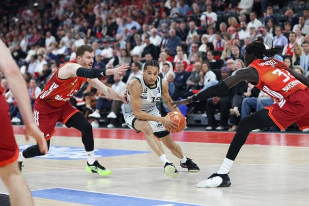 Jordan Roland (Vet Concept Gladiators Trier, 15) mit Ball mit Andreas Obst (FC Bayern Basketball, 13) und Wenyen Gabriel (FC Bayern Basketball, 32), GER, FC Bayern Basketball vs. Vet Concept Gladiators Trier, Basketball, easycredit Basketball Bundesliga, Playoffs, Viertelfinale, Saison 2025 2026, 19.05.2026, GER, FC Bayern Basketball vs. Vet Concept Gladiators Trier, Basketball, easycredit Basketball Bundesliga, Playoffs, Viertelfinale, Saison 2025 2026, 19.05.2026 Muenchen Copyright: xEibner-Pressefoto JennixMaulx EP_JML
