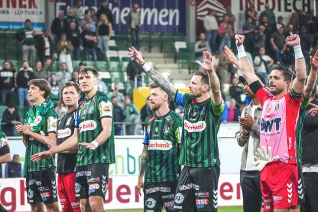 Fussball Österreich, Admiral Bundesliga Europacup-Playoff ECL 2025 2026, SV Oberbank Ried vs. Wolfsberger AC (WAC) - BWT x Oberösterreichische Arena (Ried): Jubel mit den Fans nach dem Spiel Copyright: xLukasxBierederx