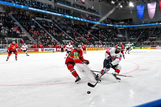 ZURICH, SWITZERLAND - MAY 19: Travis Brown of Great Britain and Milan Horvath of Hungary battle for the puck during the 2026 IIHF Ice hockey, Eishockey World Championship, WM, Weltmeisterschaft Switzerland game between Hungary and Great Britain at Swiss Life Arena on May 19, 2026 in Zurich, Zurich. Zurich Swiss Life Arena Zurich Switzerland Copyright: xJustPictures.ch AndreaxBrancax jp-en-EuSpIm-JP7_ANB_Lat_Aut_19052026_6325