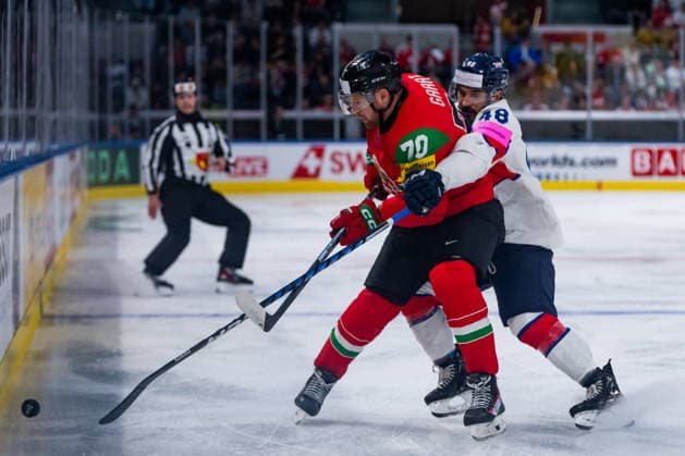 ZURICH, SWITZERLAND - MAY 19: Zsombor Garat (Hungary, 70) against Johnny Curran (Great Britain, 48) during the Preliminary Round - Group A Match 23 between Hungary and Great Britain at the IIHF Ice hockey, Eishockey World Championship, WM, Weltmeisterschaft 2026, Swiss Life Arena on May 19, 2026 in Zurich, Switzerland. Zurich Switzerland Copyright: xTimoxSteinx