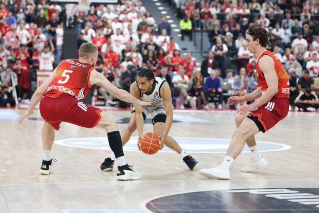 Jordan Roland (Vet Concept Gladiators Trier, 15) mit Ball mit Niels Giffey (FC Bayern Basketball, 05) und Justinian Jessup (FC Bayern Basketball, 10), GER, FC Bayern Basketball vs. Vet Concept Gladiators Trier, Basketball, easycredit Basketball Bundesliga, Playoffs, Viertelfinale, Saison 2025 2026, 19.05.2026, GER, FC Bayern Basketball vs. Vet Concept Gladiators Trier, Basketball, easycredit Basketball Bundesliga, Playoffs, Viertelfinale, Saison 2025 2026, 19.05.2026 Muenchen Copyright: xEibner-Pressefoto JennixMaulx EP_JML