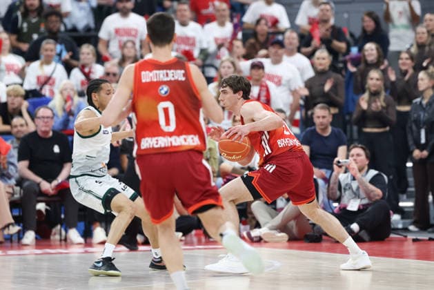 Justinian Jessup (FC Bayern Basketball, 10) mit Ball mit Jordan Roland (Vet Concept Gladiators Trier, 15), GER, FC Bayern Basketball vs. Vet Concept Gladiators Trier, Basketball, easycredit Basketball Bundesliga, Playoffs, Viertelfinale, Saison 2025 2026, 19.05.2026, GER, FC Bayern Basketball vs. Vet Concept Gladiators Trier, Basketball, easycredit Basketball Bundesliga, Playoffs, Viertelfinale, Saison 2025 2026, 19.05.2026 Muenchen Copyright: xEibner-Pressefoto JennixMaulx EP_JML