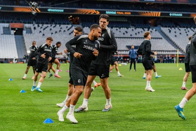19.05.2026, SC Freiburg vs. Aston Villa, UEFA Europa League, Final Matchday -1 Besiktas Square, Besiktas Park, Stadium, Fan festival, Fan Fest, Fans Freiburg Aston Villa, Trophy, Uefa Cup League Trophy, Istanbul 2026 Final Abschlusstraining Final Training SC Freiburg in Vodafone Park, Mathias Ginter, Lucas Höler, Matanovic, Kyereh Copyright: xBahhoxKarax