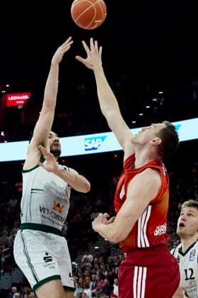 Deutsche Basketball Bundesliga (BBL), FC Bayern München Basketball vs VET-CONCEPT GLADIATORS Trier, München FC Bayern Basketball, Trier VET-CONCEPT GLADIATORS, 2026-05-19 in München (SAP Garden) GUILLOZET Clay (VET-CONCEPT GLADIATORS TRIER Shooting Guard (SG) Nr4-TRI4), VOIGTMANN Johannes (FC Bayern München Basketball Center (C) Nr7-FCBB7) sportworld München SAP Garden Bayern Deutschland