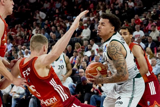 Deutsche Basketball Bundesliga (BBL), FC Bayern München Basketball vs VET-CONCEPT GLADIATORS Trier, München FC Bayern Basketball, Trier VET-CONCEPT GLADIATORS, 2026-05-19 in München (SAP Garden) Faul VET-CONCEPT GLADIATORS Trier ADEKUNLE Nolan (VET-CONCEPT GLADIATORS TRIER Small Forward (SF) Nr22-TRI22), GIFFEY Niels (FC Bayern München Basketball Small Forward (SF) Nr5-FCBB5) sportworld München SAP Garden Bayern Deutschland