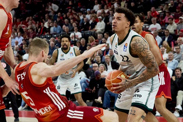 Deutsche Basketball Bundesliga (BBL), FC Bayern München Basketball vs VET-CONCEPT GLADIATORS Trier, München FC Bayern Basketball, Trier VET-CONCEPT GLADIATORS, 2026-05-19 in München (SAP Garden) Faul VET-CONCEPT GLADIATORS Trier ADEKUNLE Nolan (VET-CONCEPT GLADIATORS TRIER Small Forward (SF) Nr22-TRI22), GIFFEY Niels (FC Bayern München Basketball Small Forward (SF) Nr5-FCBB5) sportworld München SAP Garden Bayern Deutschland