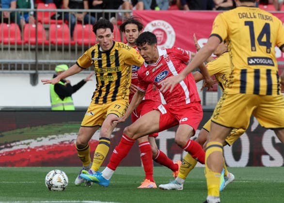 Foto IPP Roberto Bregani Milano 19-05-2026 Calcio Campionato di Serie B 2025 2026, Semifinale playoff Gara 2 Monza-Juve Stabia Nella foto Adam Bakoune del Monza in azione contro Alessio Cacciamani della Juve Stabia. Italy Photo Press World Copyright. italy ITALY  Copyright: xR4924_italyphotopressx