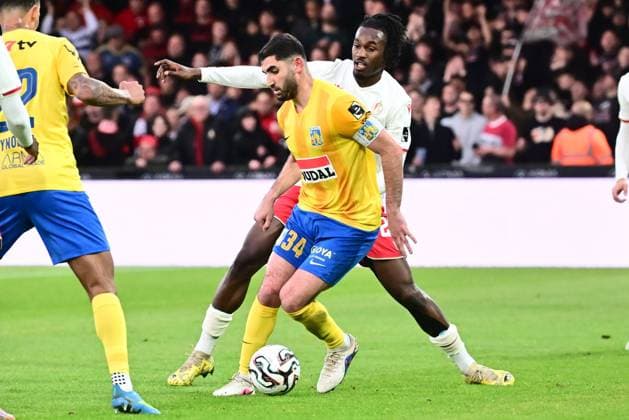 KVC Westerlo v Standard de Liege - Jupiler Pro League Europe Play-Off WESTERLO, BELGIUM - MAY 19 : Haspolat Dogucan midfielder of KVC Westerlo and Karamoko Ibrahim midfielder of Standard de Liege battle for the ball during the Jupiler Pro League Europe Play-Off match between KVC Westerlo and Standard de Liege on May 19, 2026 in Westerlo, Belgium, 19 05 2026 Westerlo Belgium  Copyright: xPeterxDexVoechtx