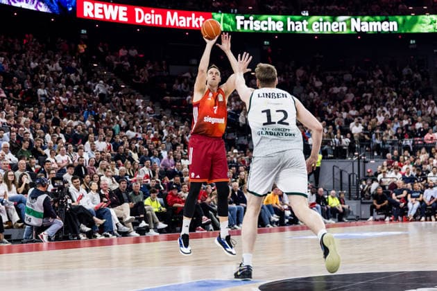 MUNICH, GERMANY - MAY 19: Johannes Voigtmann (FC Bayern Muenchen, 7) shoots the ball over Marten Linssen (Vet-Concept Gladiators Trier, 12) during the easyCredit Basketball Bundesliga Playoffs Quarterfinal Game 2 between FC Bayern Muenchen vs. Vet-Concept Gladiators Trier at SAP Garden on match 2 of the Playoffs Quarterfinals Best of Five of easyCredit Basketball Bundesliga on May 19, 2026 in Munich, Germany. Bavaria Germany Copyright: xSteffiexWunderlx