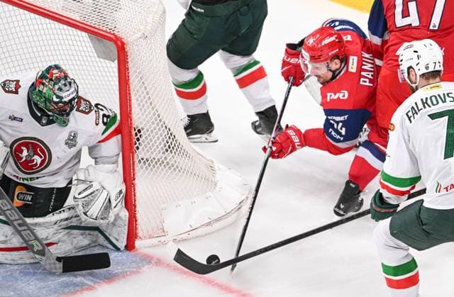Russia Ice hockey, Eishockey Kontinental League Lokomotiv - Ak Bars 9169297 19.05.2026 Ak Bars goaltender Timur Bilyalov defends his goal as Lokomotiv s Richard Panik and Ak Bars Stepan Falkovsky vie for the puck next to him during the Kontinental Hockey League final play-off ice hockey match between Lokomotiv Yaroslavl and Ak Bars Kazan in Yaroslavl, Russia. Alexey Filippov Sputnik Yaroslavl Russia  Copyright: xAlexeyxFilippovx